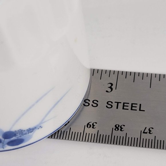 Vintage Asian Tea Cups Sake Cups White Porcelain Indigo Blue Set of 2 - Picture 8 of 9